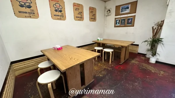 菜の家の製麺所の店内 テーブル席とレトロな雰囲気