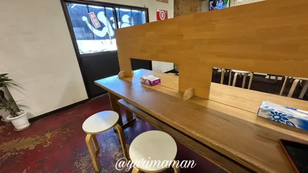 菜の家の製麺所の店内カウンター席