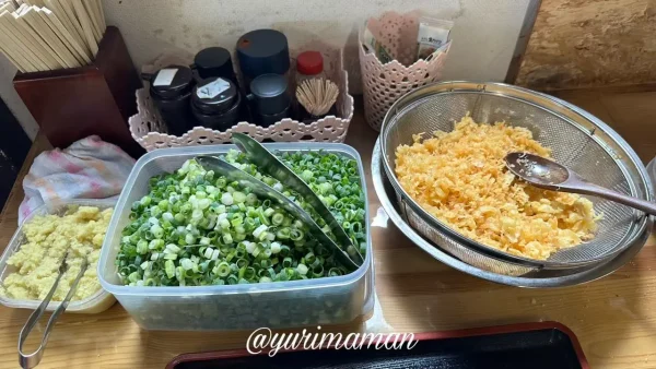 菜の家の製麺所 セルフサービスの薬味 ネギ 天かす 生姜