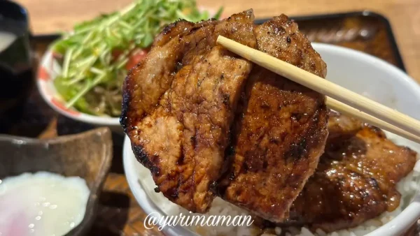 松山市にちょう福音寺店の炭火焼き豚丼（お肉がやわらかい）
