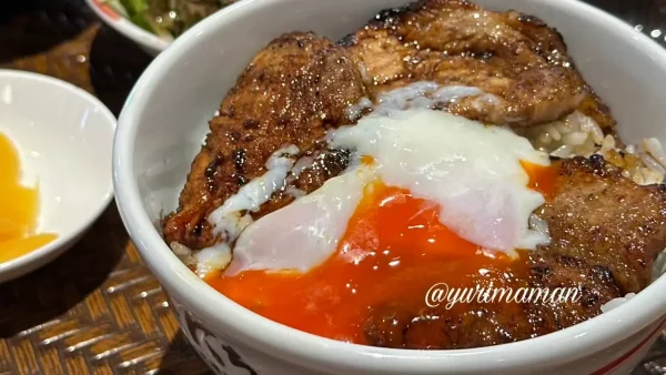 松山市にちょう福音寺店の炭火焼き豚丼（温玉トッピング付きランチ）2