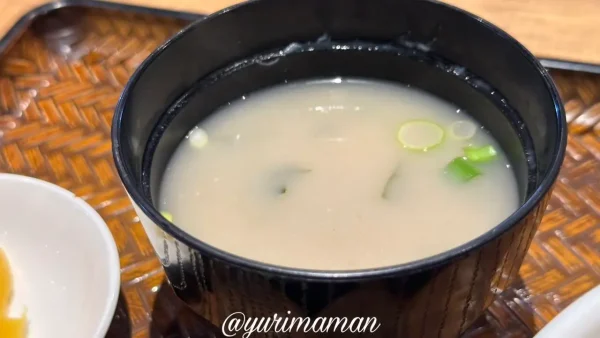 松山市にちょう福音寺店の炭火焼き豚丼についてくるお味噌汁