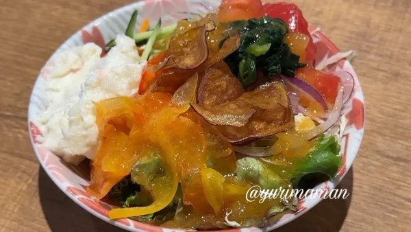 松山市にちょう福音寺店限定のサラダバー 食べ放題でたっぷり盛り付け