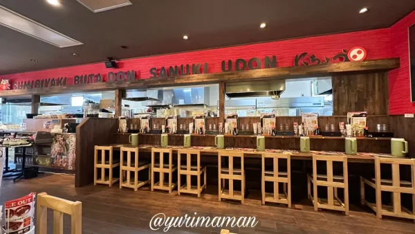 にちょう福音寺店の店内の雰囲気 テーブル席とカウンター席がある広々空間1