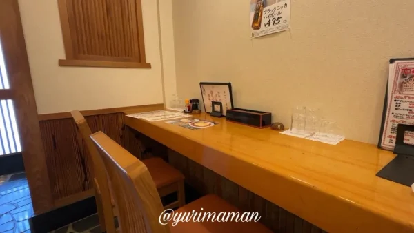 錦楽源のカウンター席。おひとりさまランチや仕事帰りの食事にも便利。