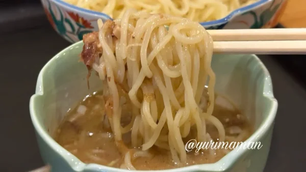 錦楽源の中華風つけ麺。豚骨風味のさっぱりスープにコシのある中太麺を絡めていただく。