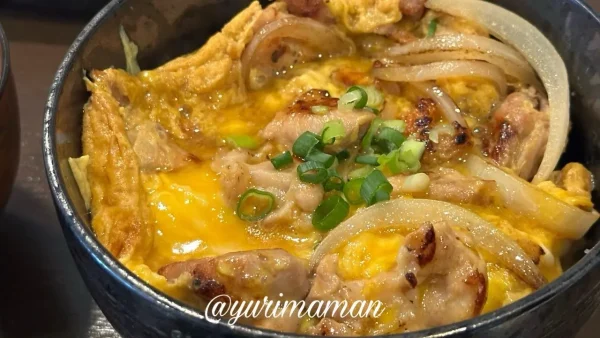 炭火焼鳥 炭香（sumika）の親子丼ランチ 副菜付き2