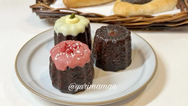 米粉で作られたにじとまめのカヌレとパン