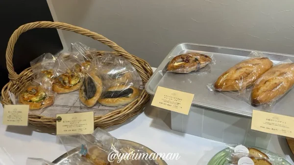 西条市小松町「にじとまめ。」に並ぶ米粉パン