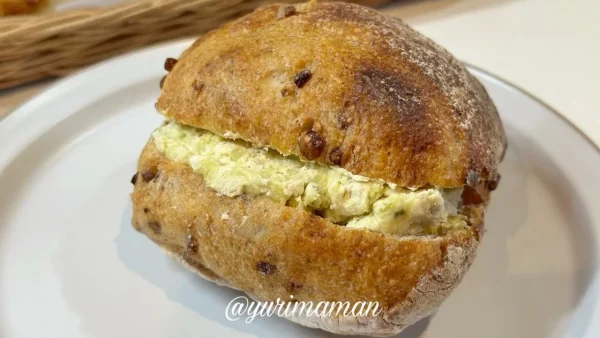 大洲市のパン屋yumehonoka（ゆめほのか）ピスタチオクリームサンド