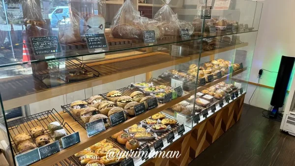 大洲市のパン屋yumehonoka（ゆめほのか）の店内ショーケース1