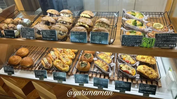 大洲市のパン屋yumehonoka（ゆめほのか）の店内ショーケース3