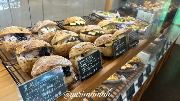 大洲市のパン屋yumehonoka（ゆめほのか）の店内ショーケース4