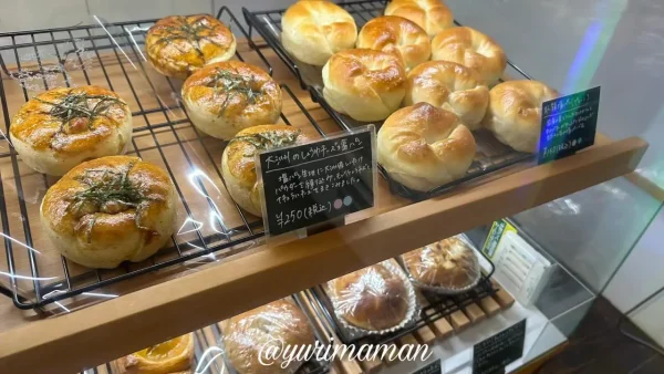 大洲市のパン屋yumehonoka（ゆめほのか）の店内ショーケース2