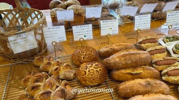 パン屋晴れの日（砥部町）パンがずらりと並ぶ内観4