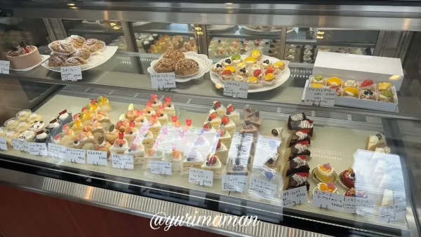 四国中央市のケーキ屋「パティスリーモワティエ」のショーケースに並ぶケーキ1
