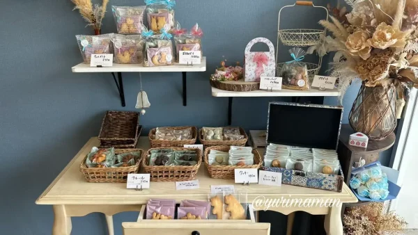 四国中央市のケーキ屋「パティスリーモワティエ」の焼き菓子コーナー1