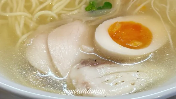 炙り鯛がトッピングされたチャーシューアップ写真