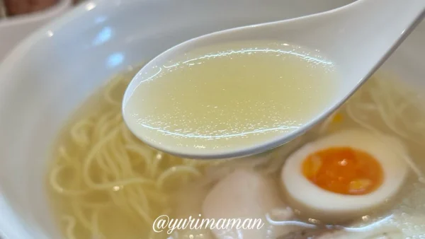 鯛の旨みが染み出した黄金色のスープ