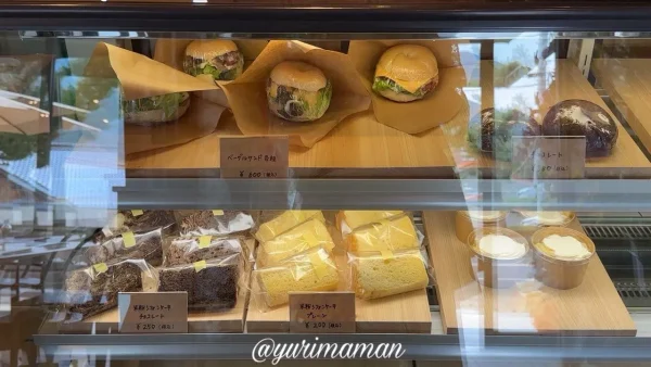 久万高原町タネマキ食堂のベーグルサンドとスイーツが並ぶショーケース