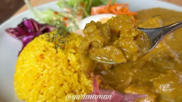 久万高原町タネマキ食堂の新メニュー、温玉トッピングのチキンカレー2