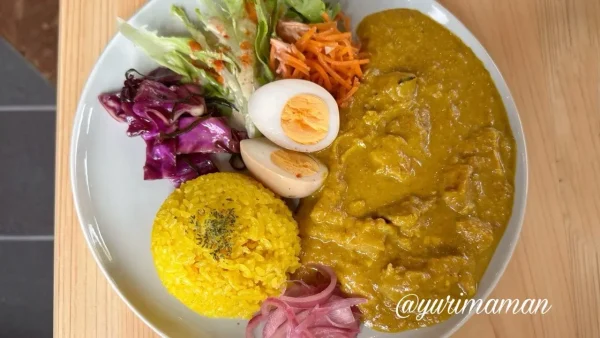 久万高原町タネマキ食堂の新メニュー、温玉トッピングのチキンカレー1