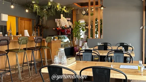 久万高原町タネマキ食堂の店内の様子、木製テーブルとカウンター席1