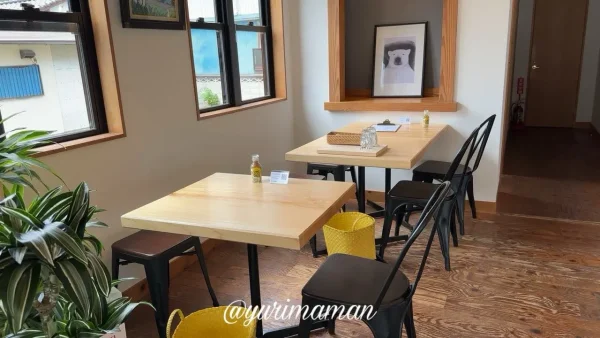 久万高原町タネマキ食堂の店内の様子、木製テーブルとカウンター席3