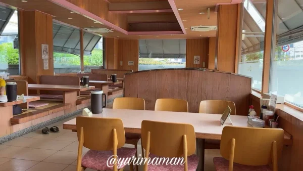 豚太郎新居浜店の内観写真｜テーブル席やカウンター席など揃う