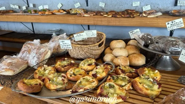 東温市のパン屋「ブーランジェリーメゾン辻」の店内に並ぶ80種類以上のパン4