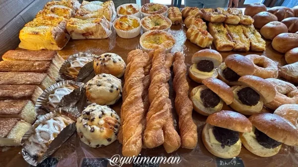 ユノマチベーカリーの店内の様子｜朝6時半のオープンにパンが並ぶ
