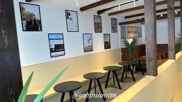 BONTEMPS松山店の店内イートインスペース｜韓国カフェらしいおしゃれな雰囲気1