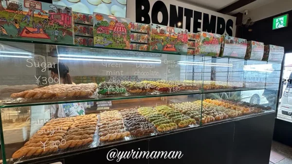 BONTEMPS松山店のショーケースに並ぶクァベギドーナツ1