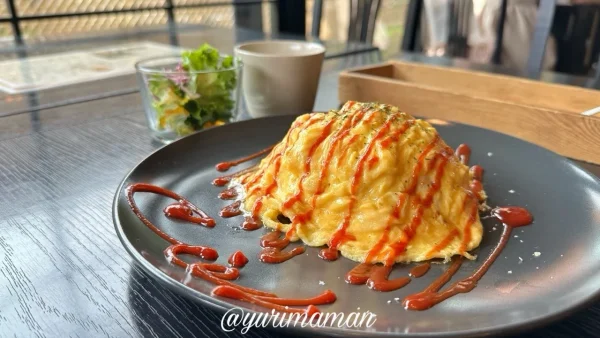 松山市椿神社参道「Cafe&Dining CieL」のランチ｜ふわとろ卵のケチャップオムライス1