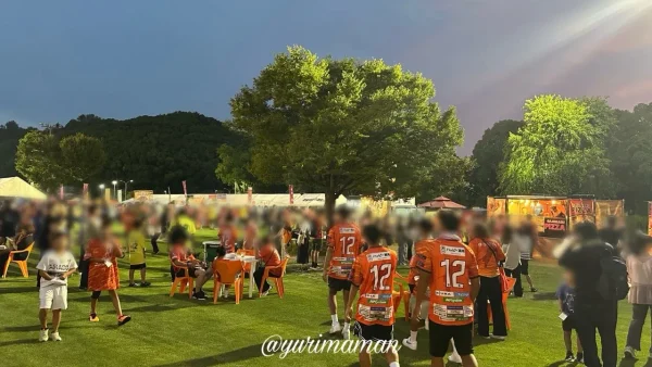 愛媛FC「橙の祭典」イベントでオレンジのユニフォームを着た観客で賑わうニンジニアスタジアムの様子