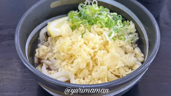 がんば亭川之江店の人気ナンバーワンぶっかけうどん｜天かすとレモンでさっぱり