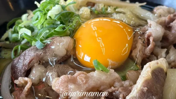 がんば亭川之江店の肉うどんに生たまごをトッピング1