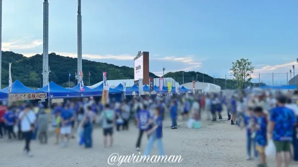 里山スタジアムのグルメブース（FC今治・バリグル）行列の様子