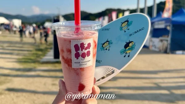 大三島「井上農園」のキッチンカーで販売しているいちごスムージー