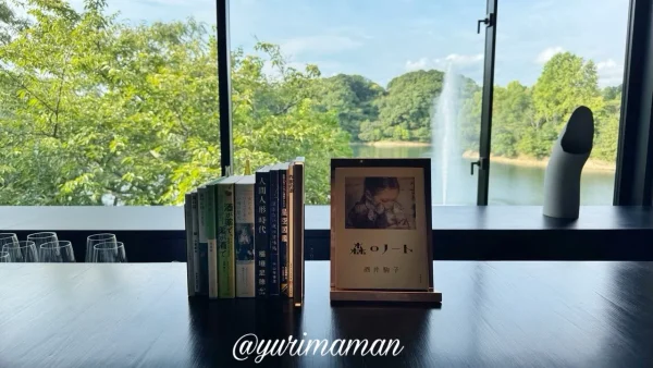 ラウンジに置かれたセレクト本とインテリア｜時地人-JIJIJIN- Matsuyama