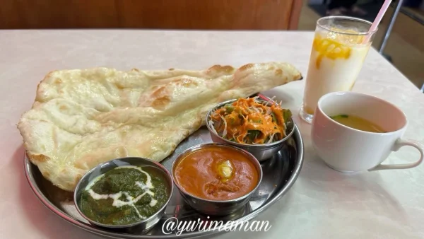 バターチキンカレーとホウレンソウチキンカレーのダブルカレーセット（ナン付き）1