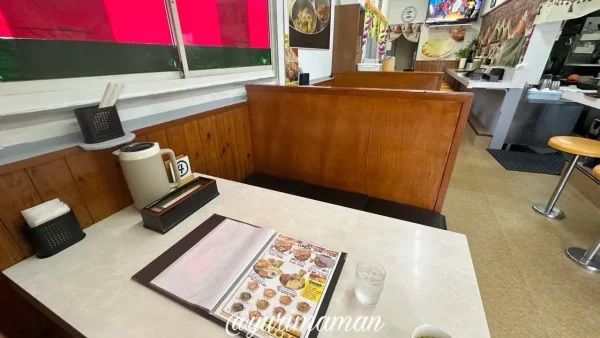 マダルインディア西条小松店の個室風テーブル席、ファミリーにおすすめ