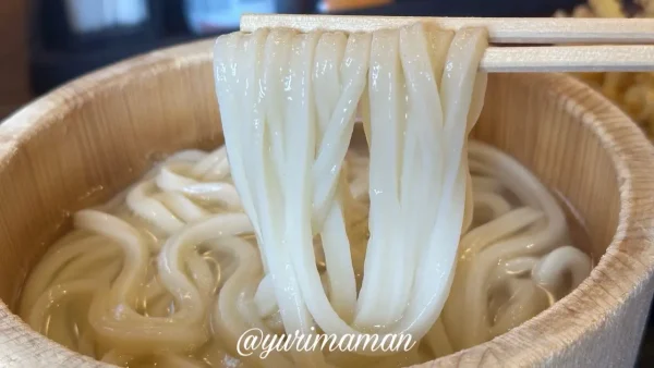熱々の湯気が立ちのぼる丸亀製麺の釜揚げうどん