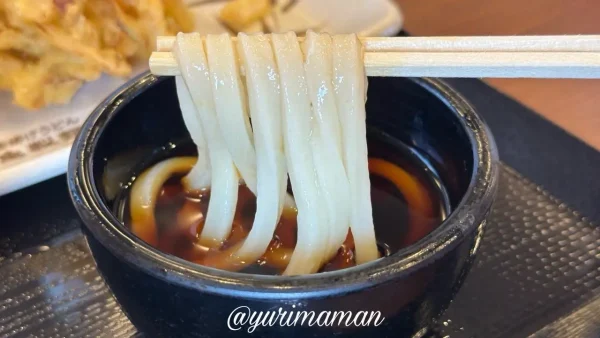 熱々の湯気が立ちのぼる丸亀製麺の釜揚げうどん2