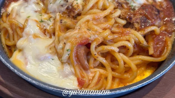松屋の西条てっぱんナポリタン｜鉄板の下にたまごが敷いてある