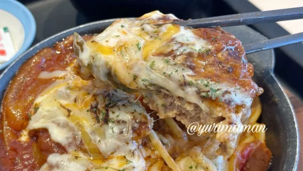 松屋の西条てっぱんナポリタン｜炙りチーズがとろけるハンバーグ