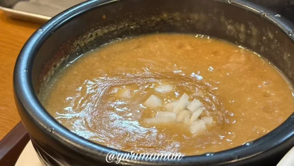 麺のようじ松山店の鶏ドロつけ麺のつけ汁はマグマのように沸騰