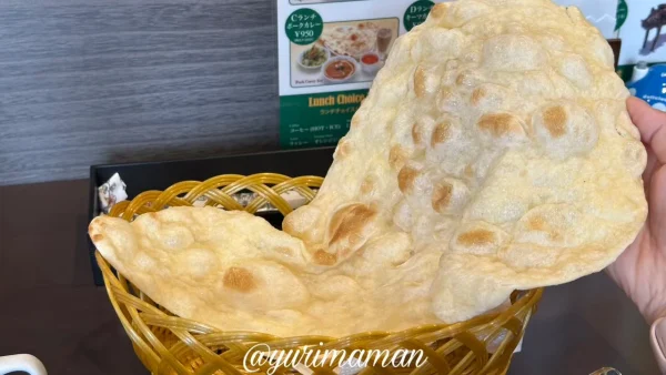 西条市インド料理タージ・マハルの焼きたて大きなナン。