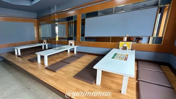 西条市インド料理タージ・マハル東予店のお座敷席。ファミリーやグループでゆったりランチできるスペース。