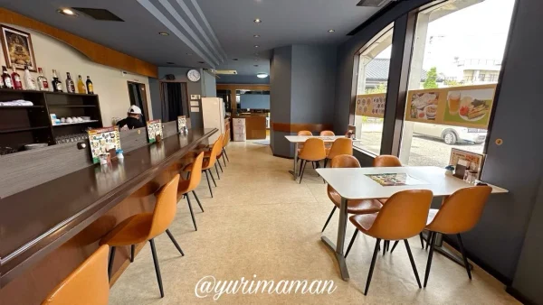 西条市のインド料理タージ・マハル東予店の店内。カウンター席とテーブル席があり、西条ランチにおすすめ。